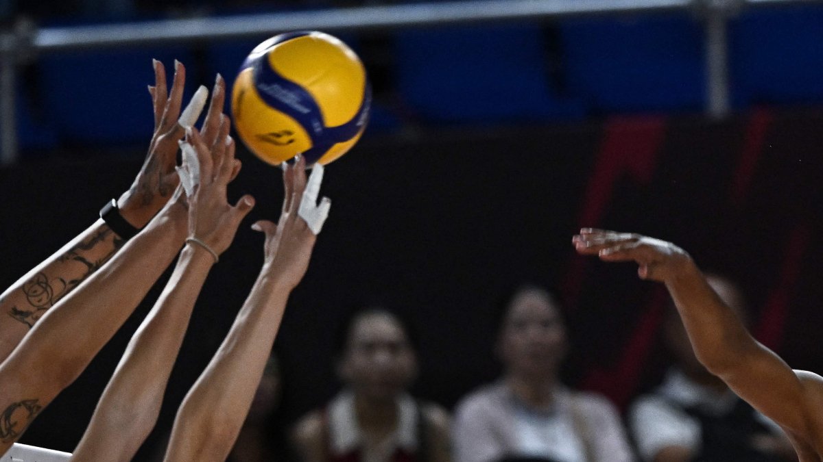 Bola de vôlei em disputa no Mundial Feminino (foto: Lillian SUWANRUMPHA / AFP))