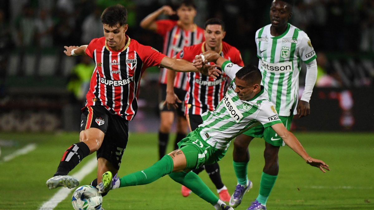 Jogadores de São Paulo e Nacional de Medellín (foto: Jaime SALDARRIAGA / AFP)