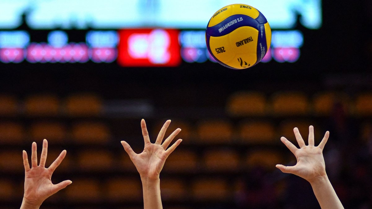 Bola de vôlei em disputa no Mundial Feminino (foto: Amaury PAUL / AFP)
