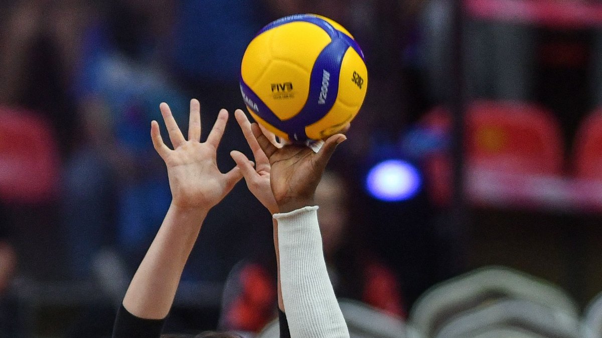 Bola de vôlei em disputa no Mundial Feminino (foto: Amaury PAUL / AFP)