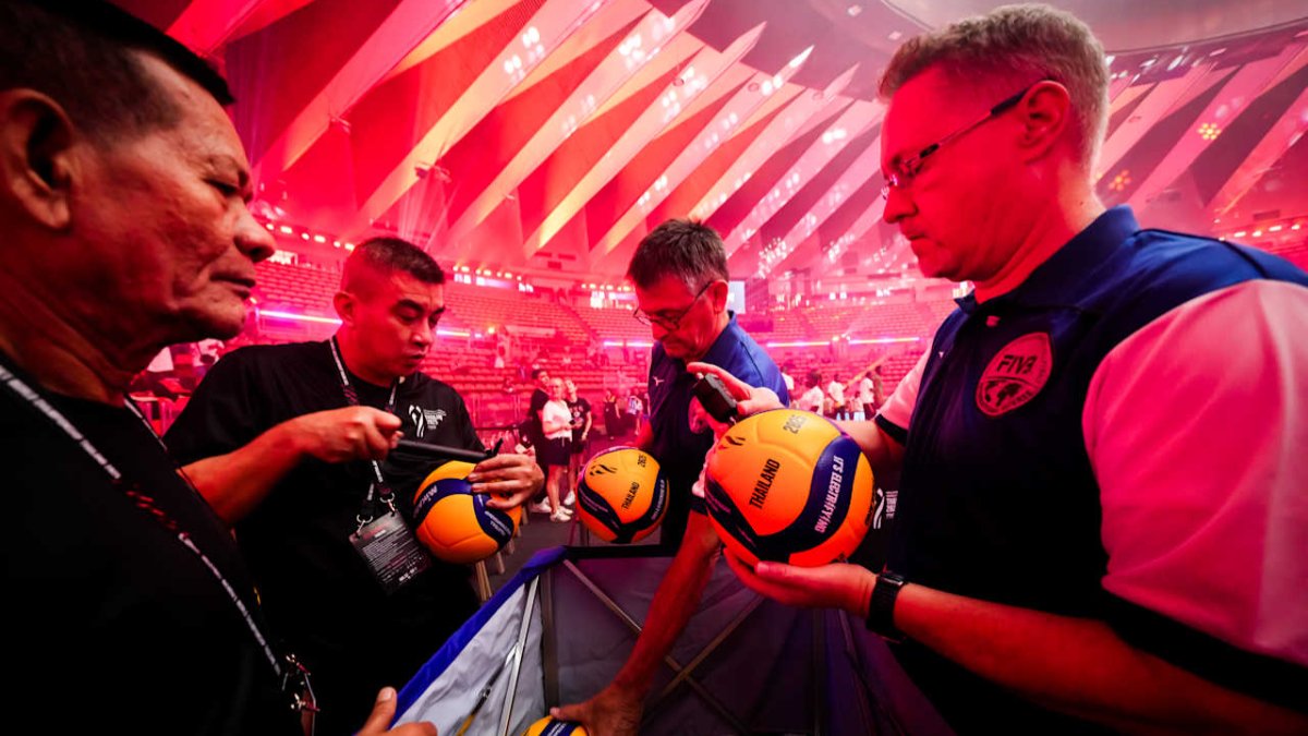 Árbitros com bolas de vôlei durante Mundial feminino de 2025 (foto: FIVB/Divulgação)