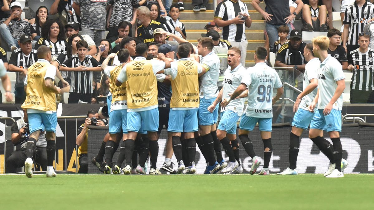Jogadores do Grêmio comemorando gol diante do Atlético na Arena MRV (foto: Ramon Lisboa/EM/D.A. Press)