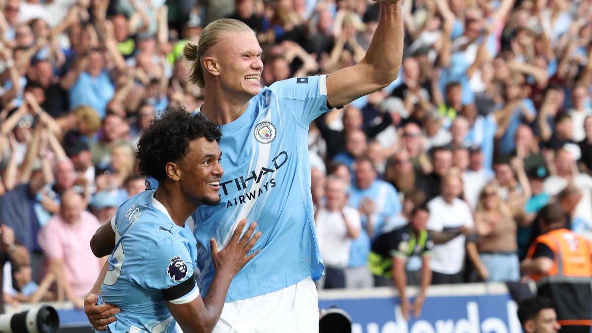 Haaland comemorando gol pelo City com Oscar Bobb (foto: Darren Staples / AFP)