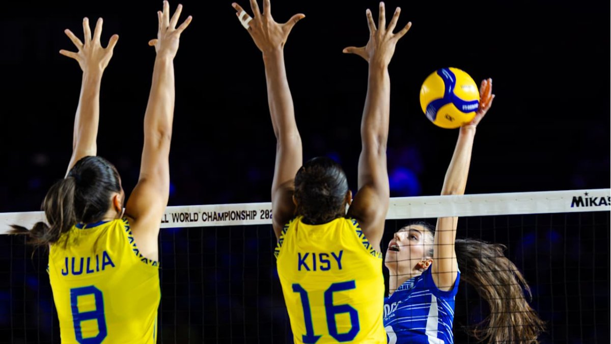 Kisy e Júlia Kudiess pela Seleção Brasileira no Mundial de Vôlei (foto: Divulgação FIVB)