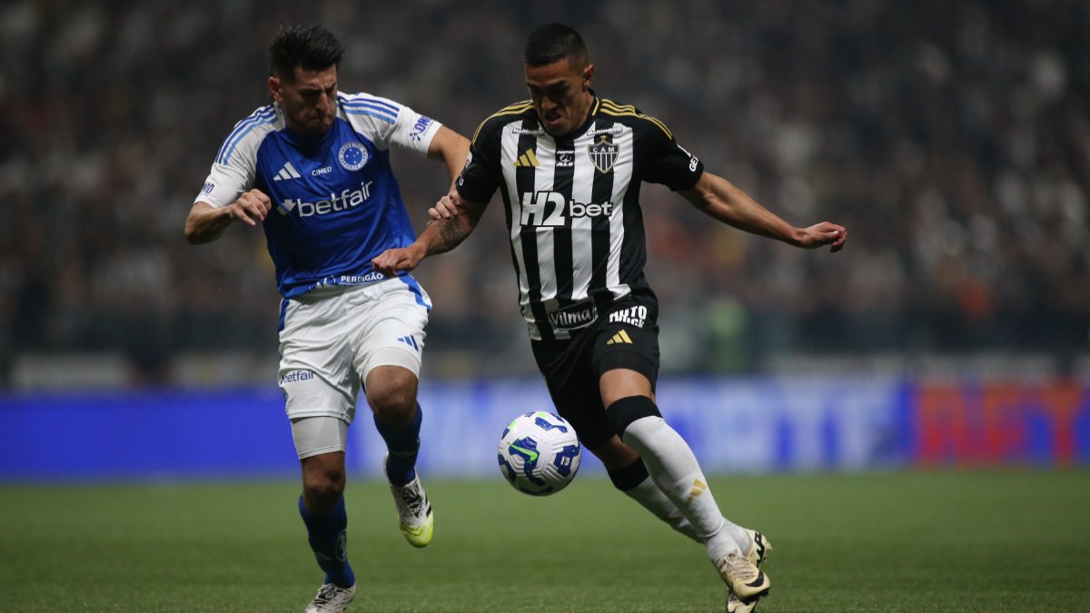 Cuello e Lucas Villalba em Atlético x Cruzeiro na Arena MRV (foto: Edesio Ferreira/EM/DA Press)