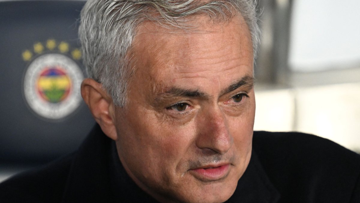 José Mourinho no banco de reservas (foto: Ozan Kose/AFP)