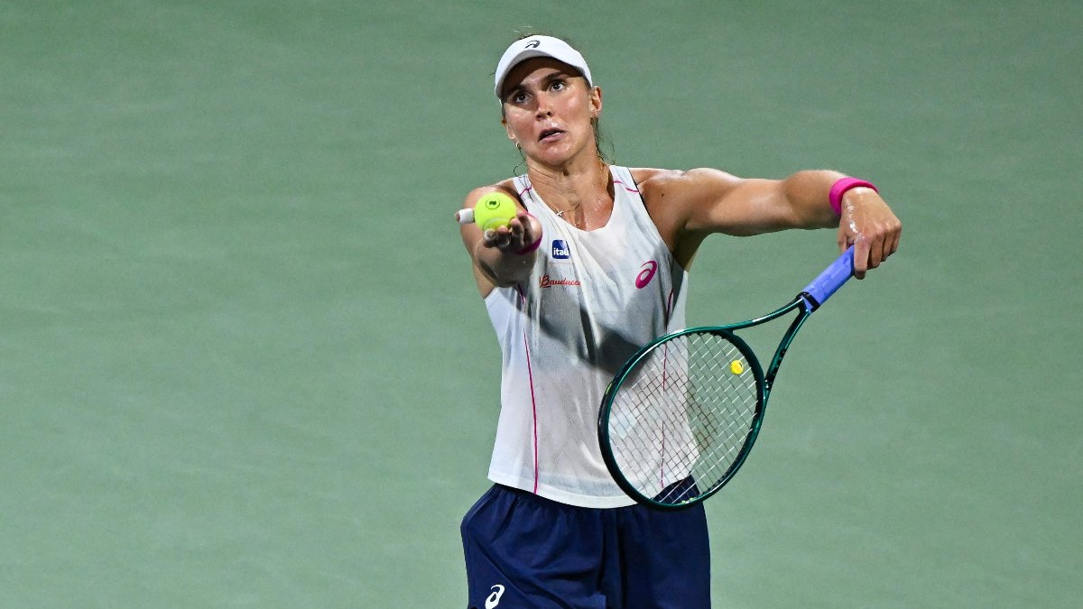 Bia Haddad Maia em quadra de tênis (foto: Minas Panagiotakis / GETTY IMAGES NORTH AMERICA / Getty Images via AFP)