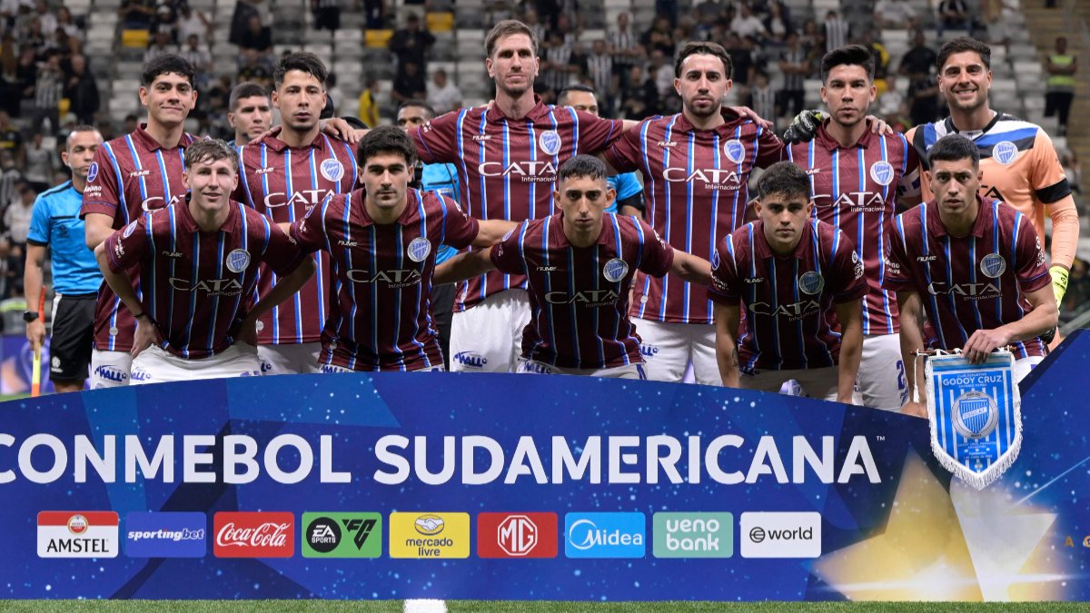 Jogadores do Godoy Cruz, rival do Atlético no Sul-Americana (foto: DOUGLAS MAGNO / AFP)