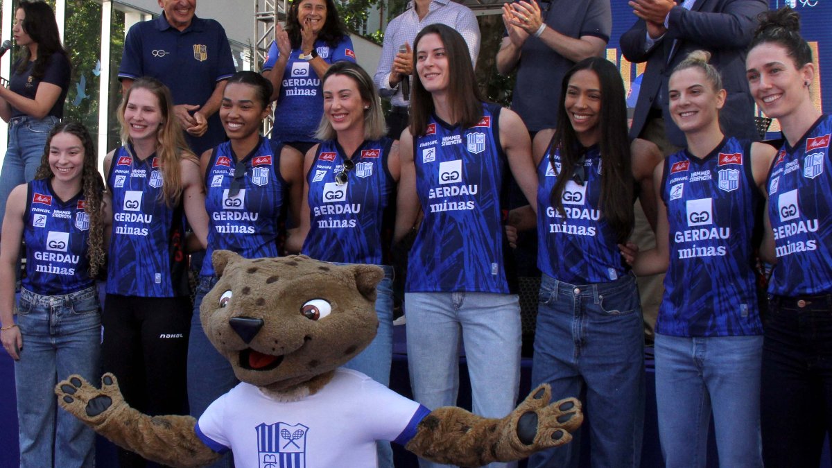 Da esquerda para a direita: Larissa, Júlia Koehler, Glayce Kelly, Pri Daroit, Maria Khaletskaya, Amanda, Julia Nowicka e Fran Tomazoni, jogadoras de vôlei do Minas na temporada 2025/26 (foto: Jair Amaral/EM/D.A Press)
