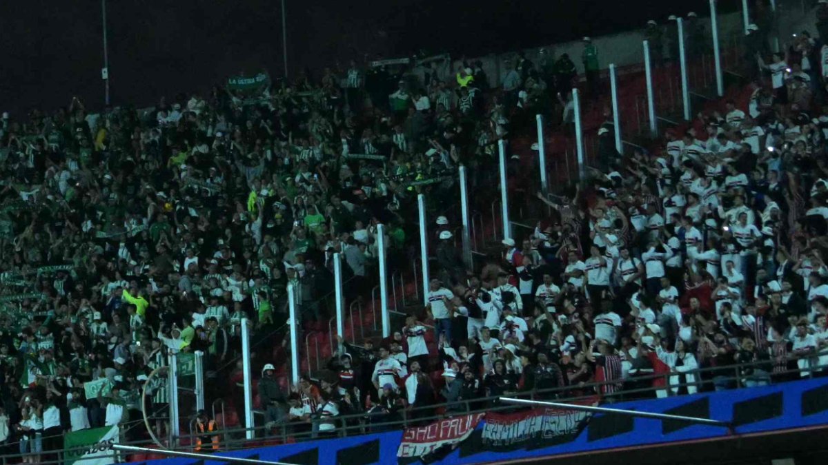 Torcedores de São Paulo e Atlético Nacional-COL no Morumbis (foto: NELSON ALMEIDA / AFP)