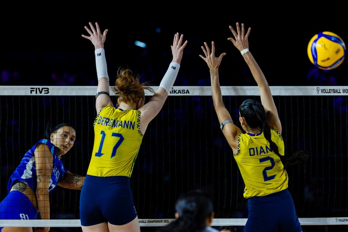 Seleção Feminina de Vôlei em ação contra a Grécia, no Mundial (foto: Divulgação/Volleyballworld)