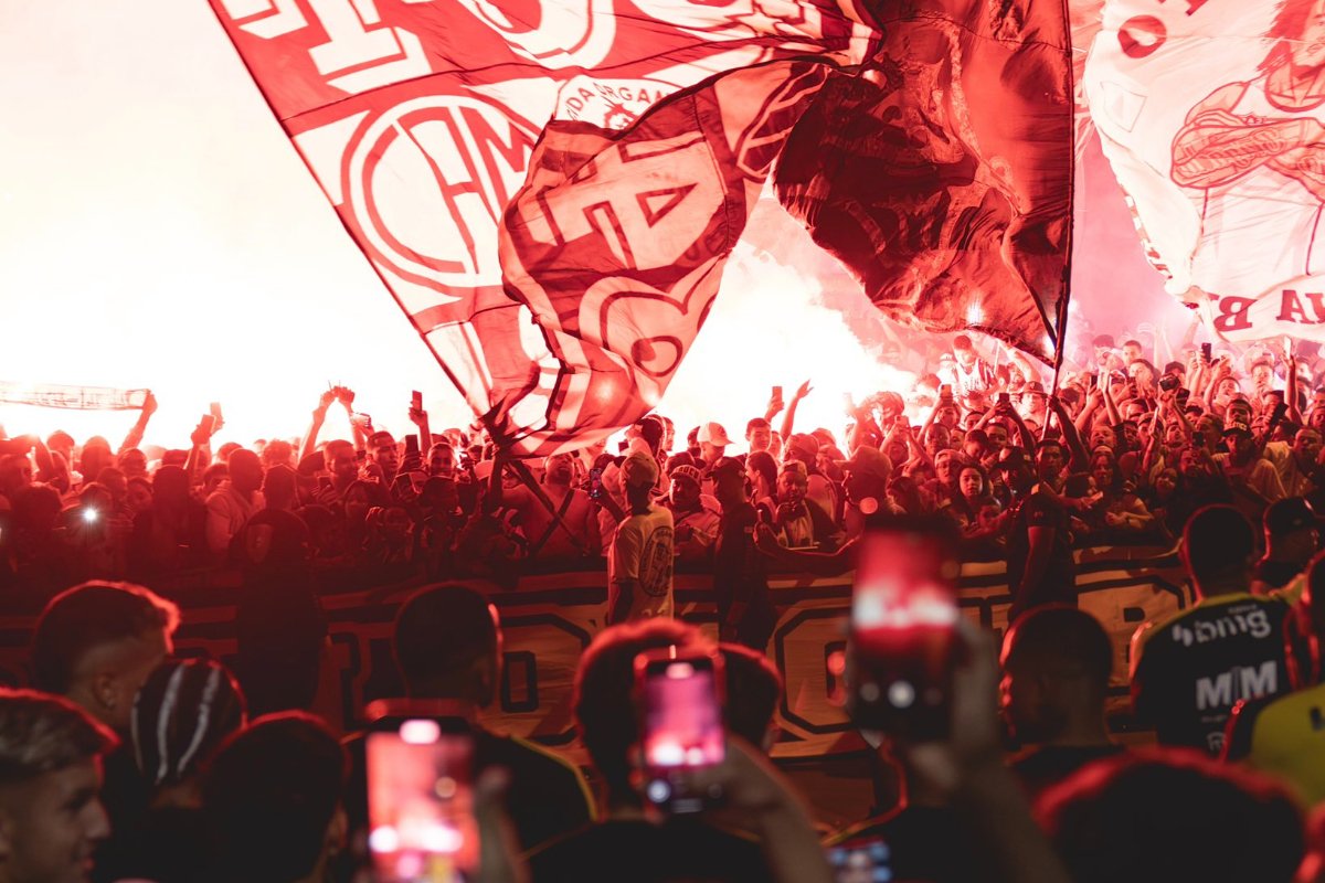 Torcedores do Atlético prestaram apoio ao time em frente a Cidade do Galo antes do clássico contra o Cruzeiro (foto: Divulgação/Atlético)