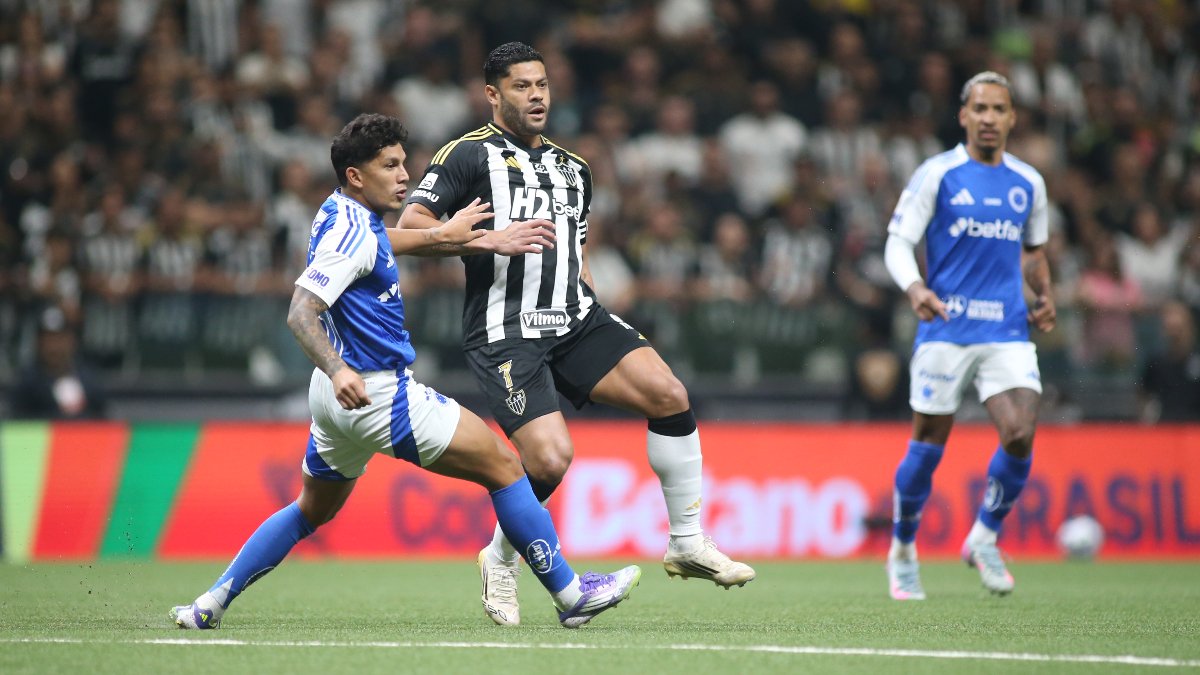 Hulk e Lucas Romero em Atlético x Cruzeiro na Arena MRV (foto: Edesio Ferreira/EM/DA Press)