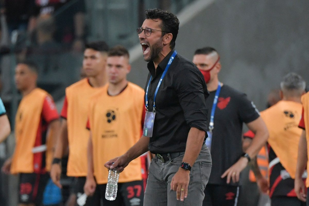 Técnico Alberto Valentim (foto: NELSON ALMEIDA / AFP)