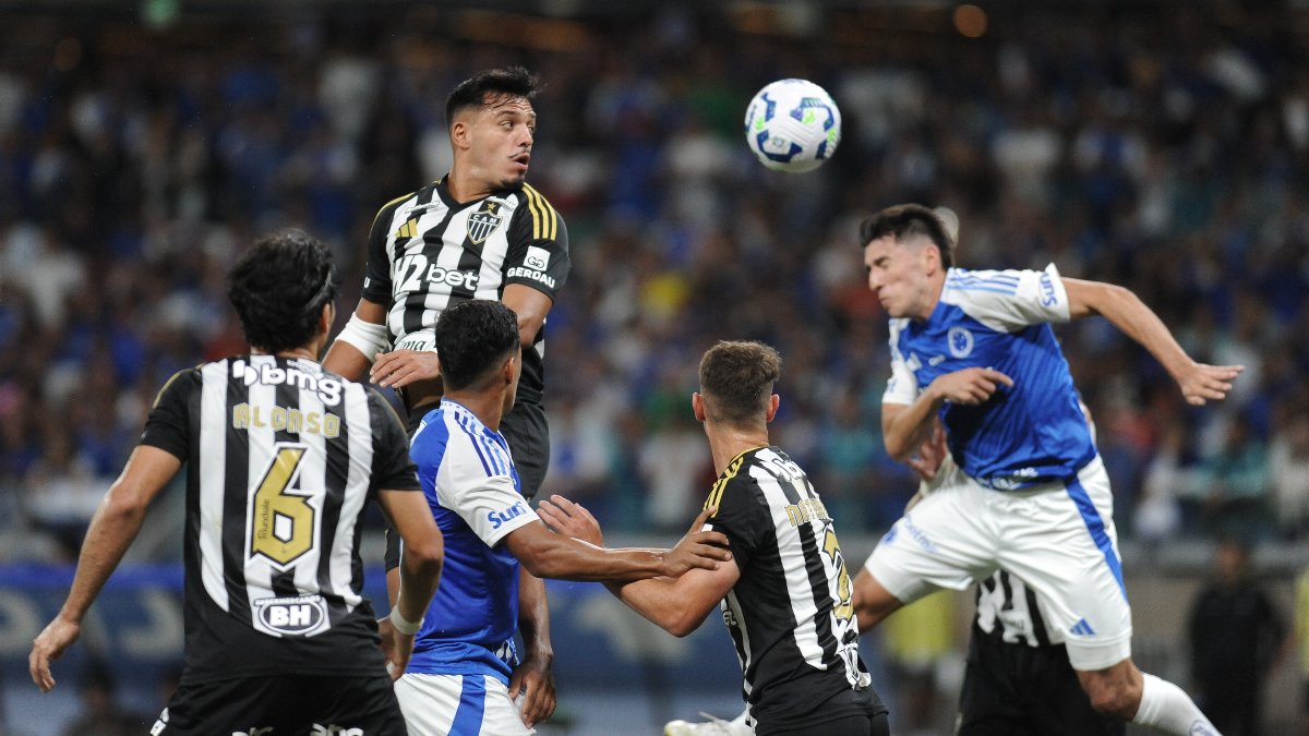 Jogadores de Atlético e Cruzeiro em duelo no Mineirão (foto: Alexandre Guzanshe/EM/D.A Press)
