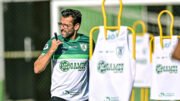 Técnico Alberto Valentim em treino do América (foto: Mourão Panda/América)