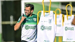 Técnico Alberto Valentim em treino do América - Crédito: 