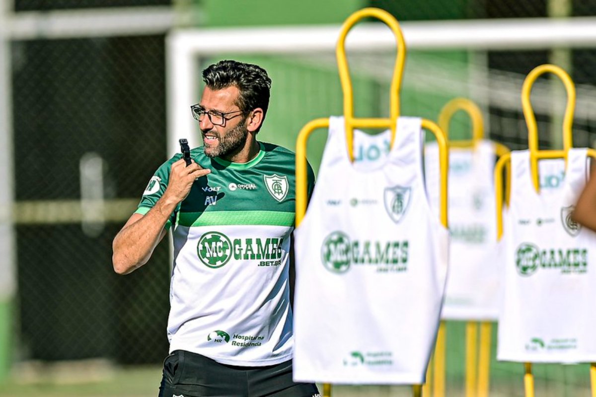 Técnico Alberto Valentim em treino do América (foto: Mourão Panda/América)