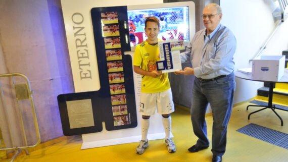 Éverton Ribeiro foi homenageado com placa por golaço (foto: Juarez Rodrigues/EM/D.A Press)
