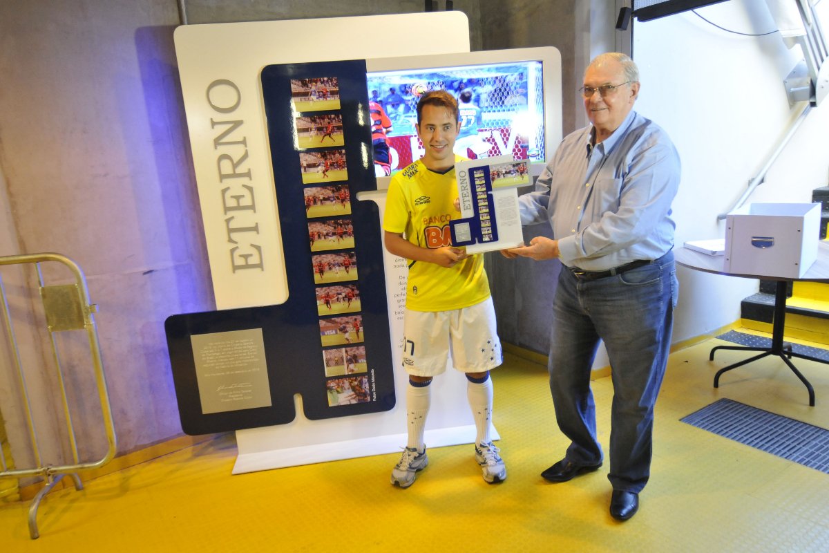 Éverton Ribeiro foi homenageado com placa por golaço (foto: Juarez Rodrigues/EM/D.A Press)