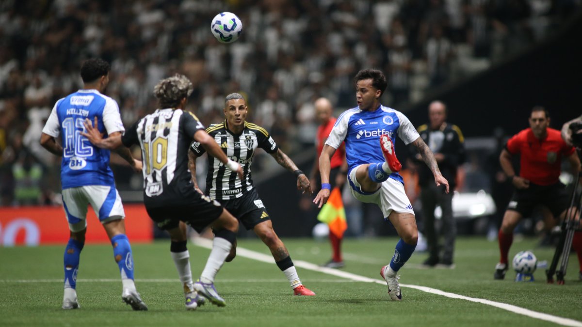 Kaio Jorge, Guilherme Arana e Gustavo Scarpa em Atlético x Cruzeiro na Arena MRV (foto: Edesio Ferreira/EM/DA Press)