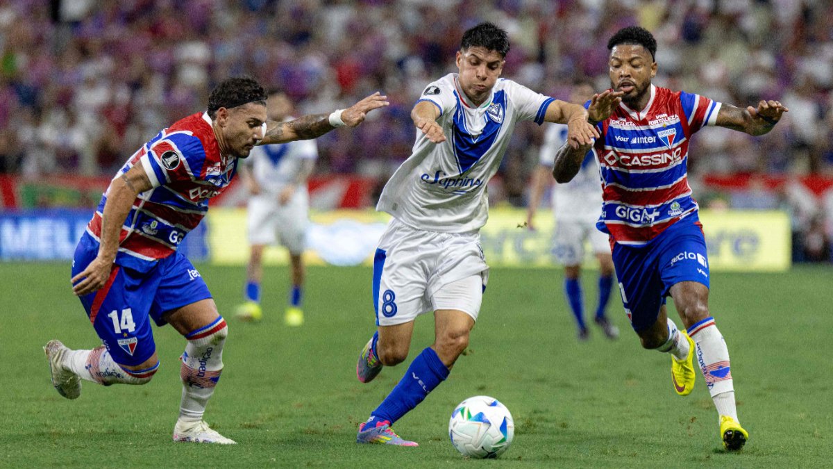 Jogadores de Vélez Sarsfield e Fortaleza em jogo no Castelão pela Libertadores (foto: Thiago GADELHA / AFP)