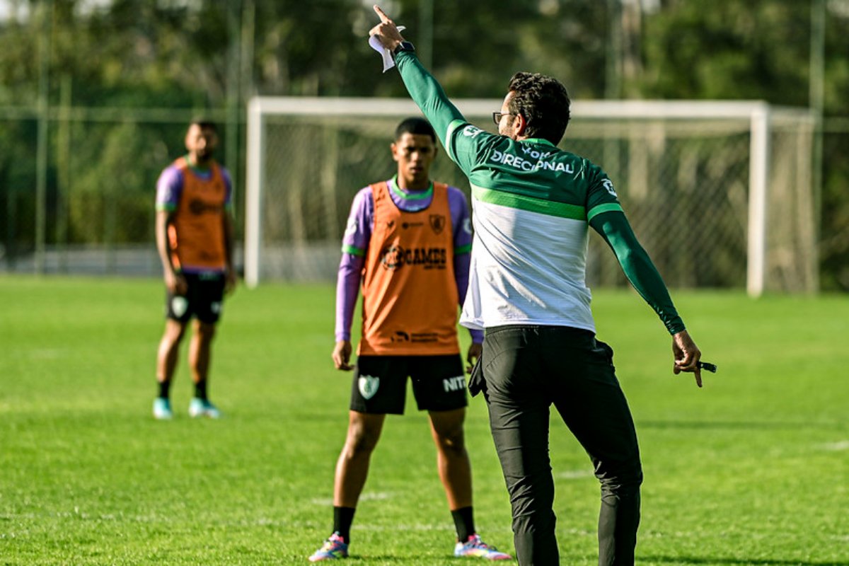 Alberto Valentim comandou treino no América (foto: Mourão Panda/América)