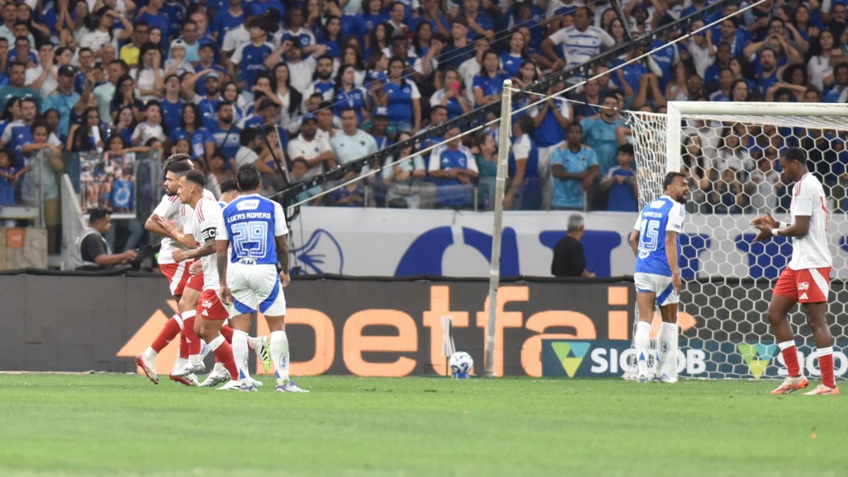 Comemoração do gol de Bruno Tabata em Cruzeiro x Internacional no Mineirão (foto: Ramon Lisboa/EM/D.A Press)