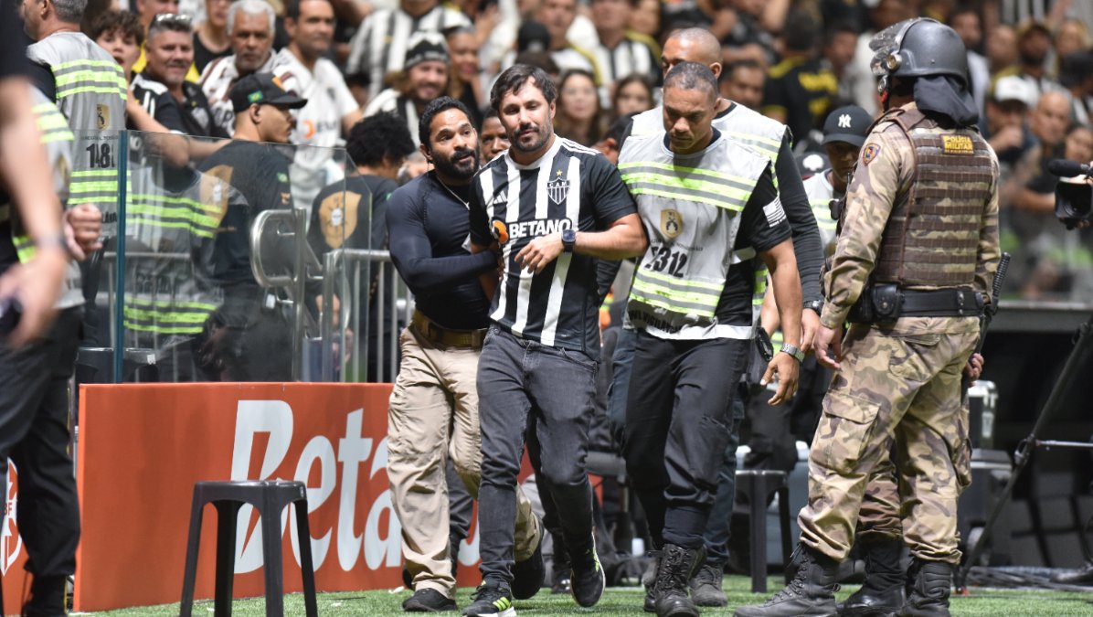 Torcedor do Atlético foi retirado após atirar objeto no campo da Arena MRV no clássico com o Cruzeiro (foto: Ramon Lisboa/EM/D.A. Press)