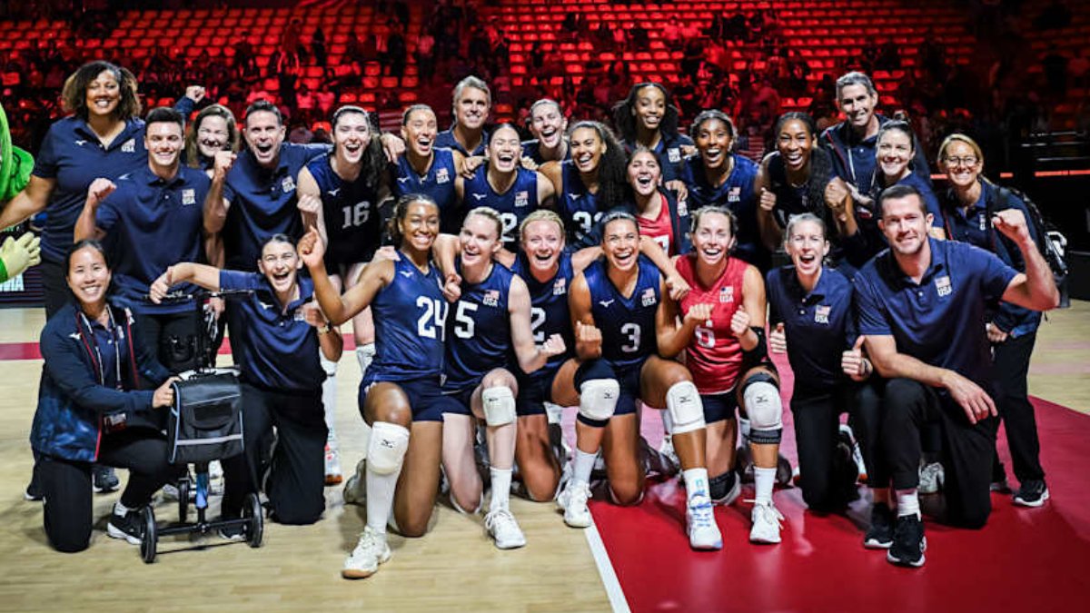 Atletas dos Estados Unidos em jogo do Mundial Feminino de Vôlei (foto: Divulgação / FIVB)