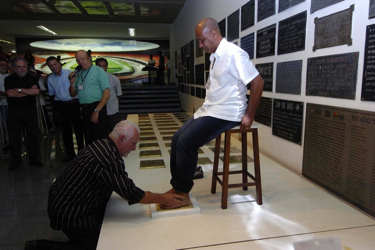 Luizinho, ex-Atlético, marcando os pés na Calçada da Fama do Mineirão (foto: Renato Weil/EM/D.A Press - 22/11/2009)
