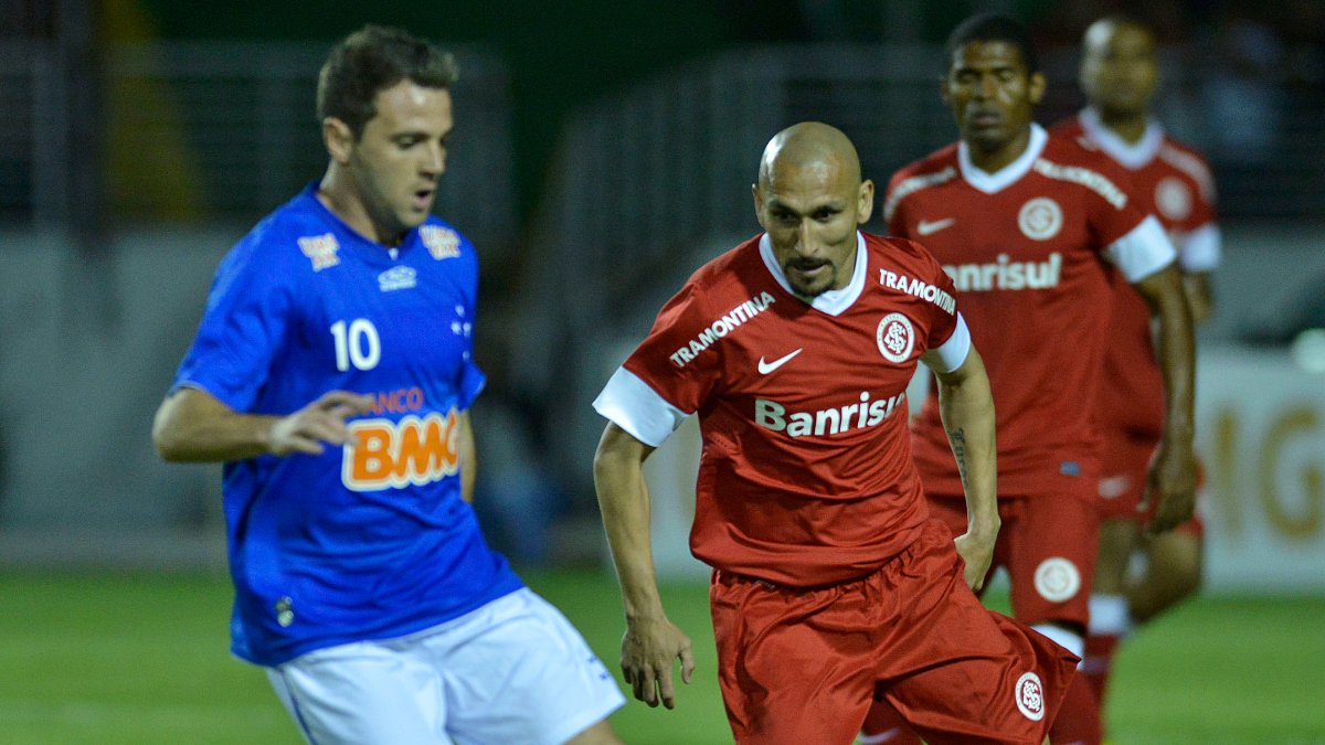 Walter Montillo e Pablo Guiñazu em Cruzeiro x Internacional (foto: Pedro Vilela/Agencia i7)