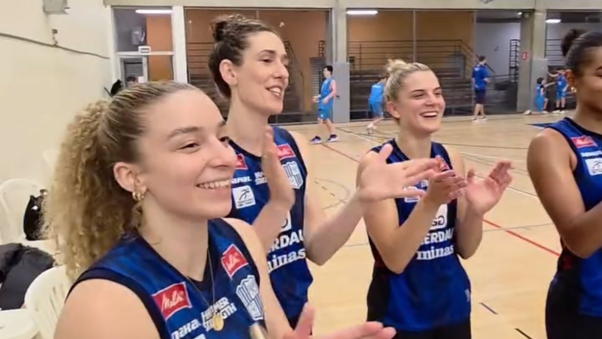 À direita, a polonesa Julia Nowicka com a camisa do Minas (foto: Reprodução Instagram)