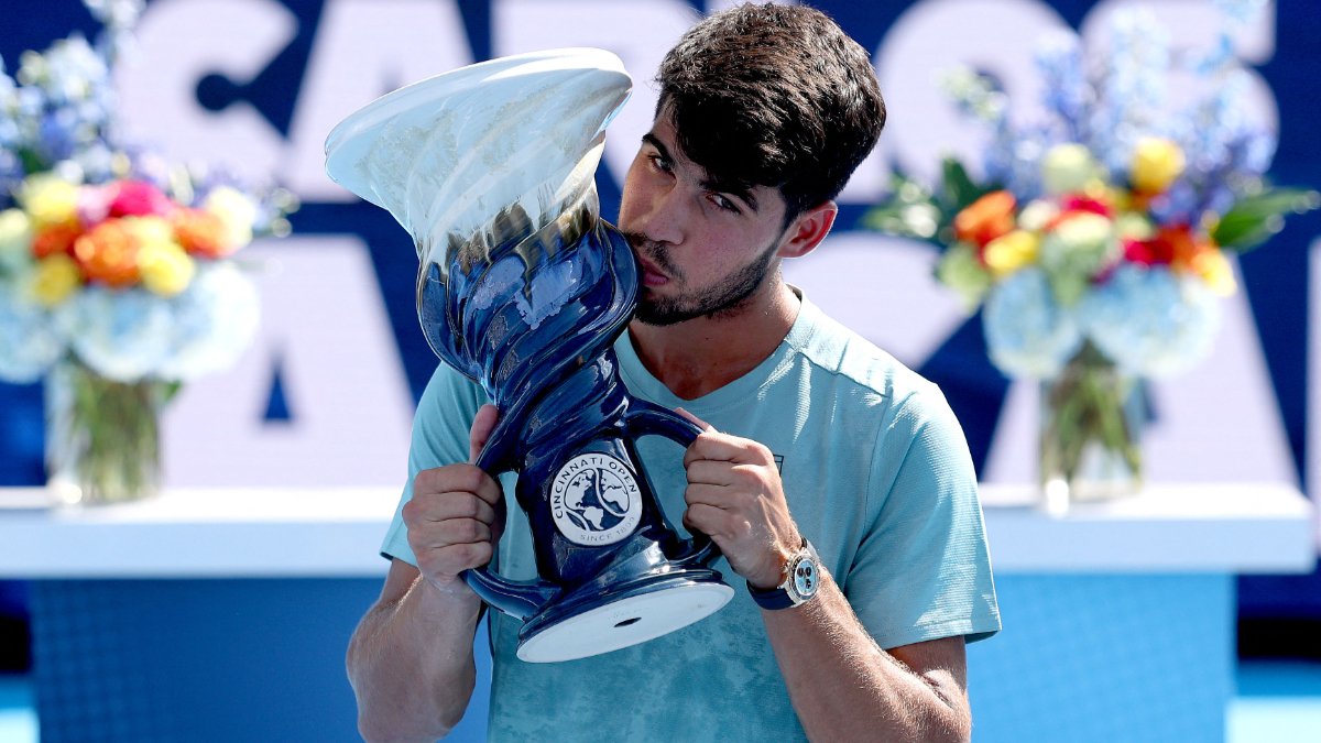 Carlos Alcaraz com o título do Masters 1000 de Cincinnati (foto: MATTHEW STOCKMAN / GETTY IMAGES NORTH AMERICA / Getty Images via AFP)