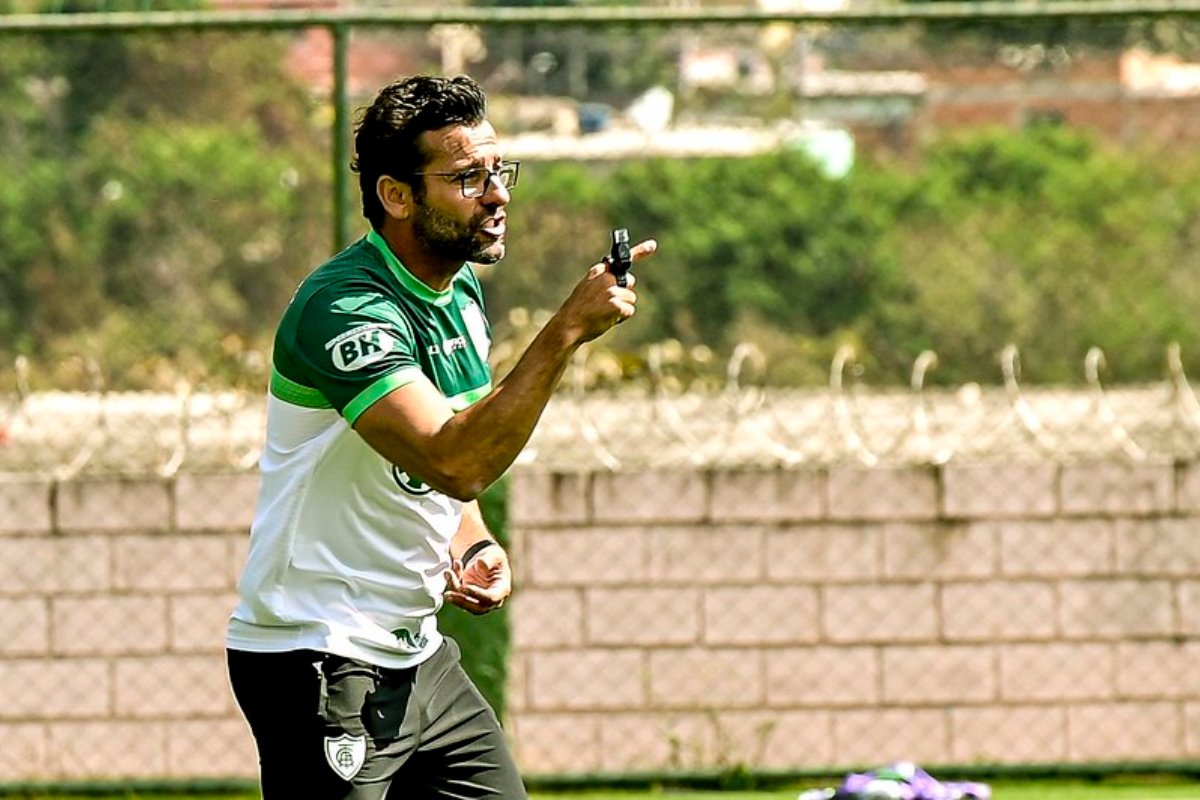 Técnico Alberto Valentim (foto: Mourão Panda/América)