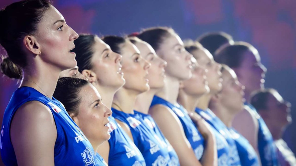 Atletas da Sérvia em jogo do Mundial Feminino de Vôlei (foto: Divulgação / FIVB)