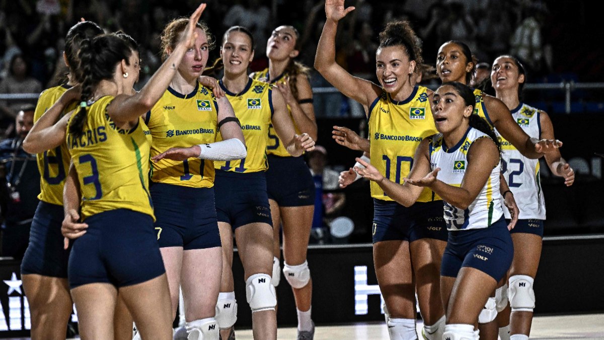 Jogadoras da Seleção Brasileira em jogo do Mundial Feminino de Vôlei (foto: Lillian SUWANRUMPHA / AFP)