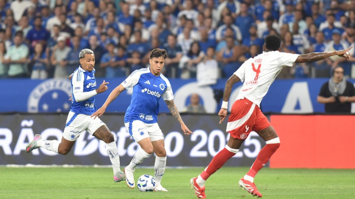 Kaio Jorge e Matheus Pereira em Cruzeiro x Internacional no Mineirão (foto: Ramon Lisboa/EM/D.A Press)