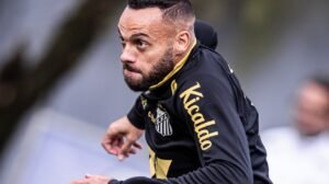 Guilherme durante treino em CT no Santos - Crédito: 