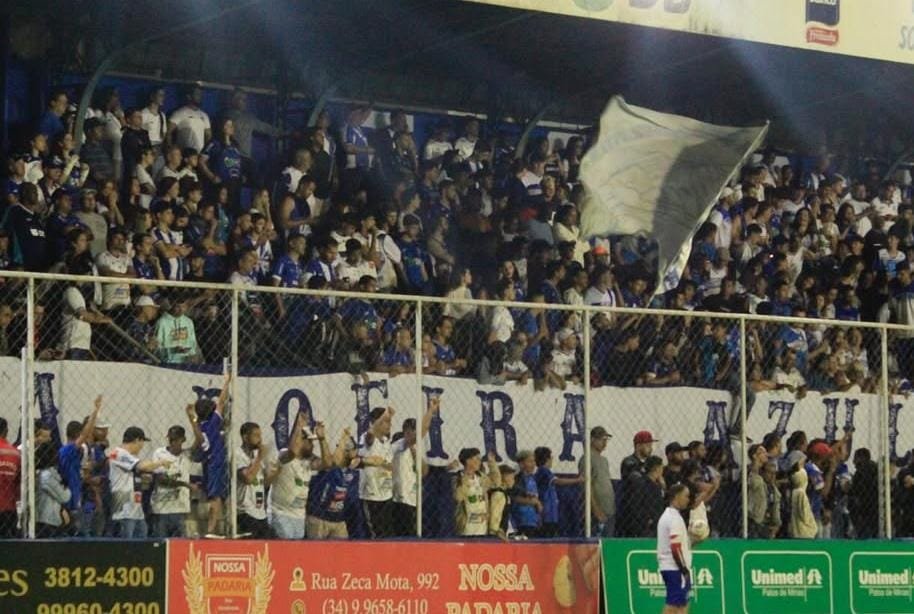 Torcida da URT na Arena DB, em Patos de Minas (foto: Divulgação/URT)
