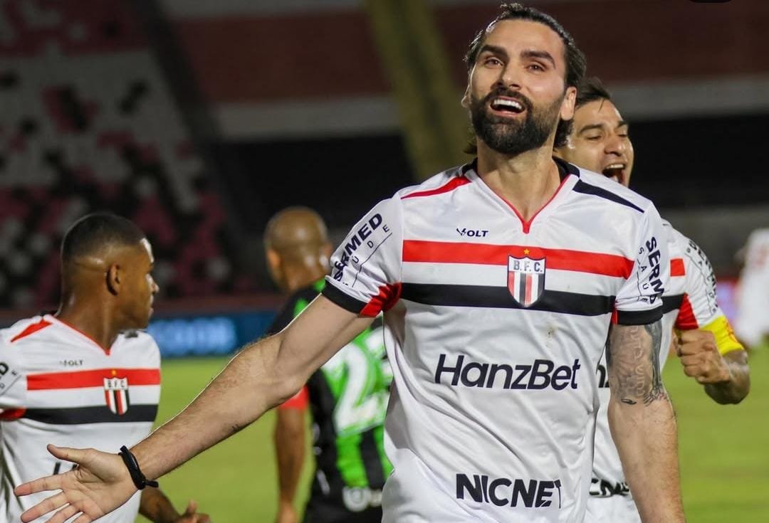 Léo Gamalho fez os dois gols do Botafogo-SP contra o América (foto: Botafogo-SP/Divulgação)