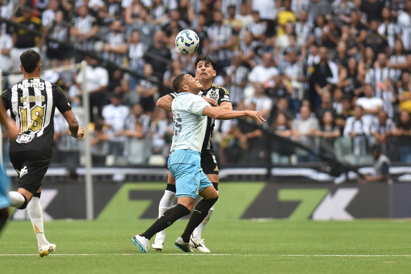 Carlos Vinícius, atacante do Grêmio, em disputa de bola com zagueiro Junior Alonso, do Atlético (foto: Ramon Lisboa/EM D.A Press)