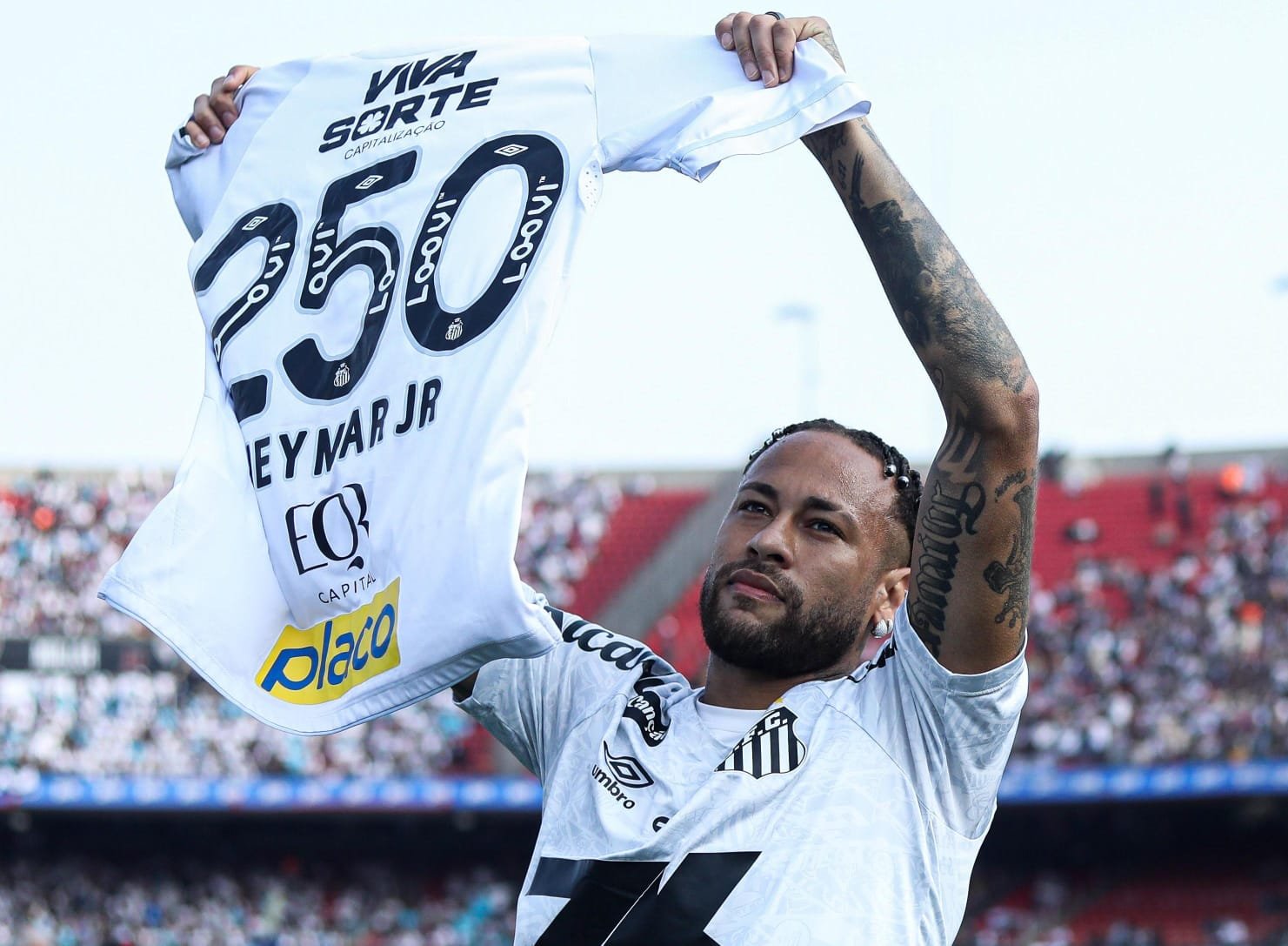 Neymar recebeu camisa pelos 250 jogos a serviço do Santos - (foto: Divulgação/Santos)