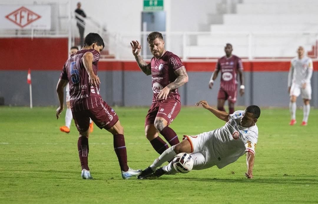 Tombense segue na lanterna da Série C, com 13 pontos - (foto: Tombense/Divulgaç)