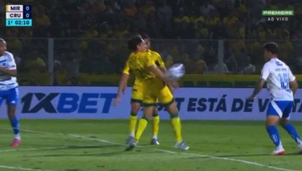 José Aldo, meio-campista do Mirassol, tocou a mão na bola (foto: Reprodução/Premiere)