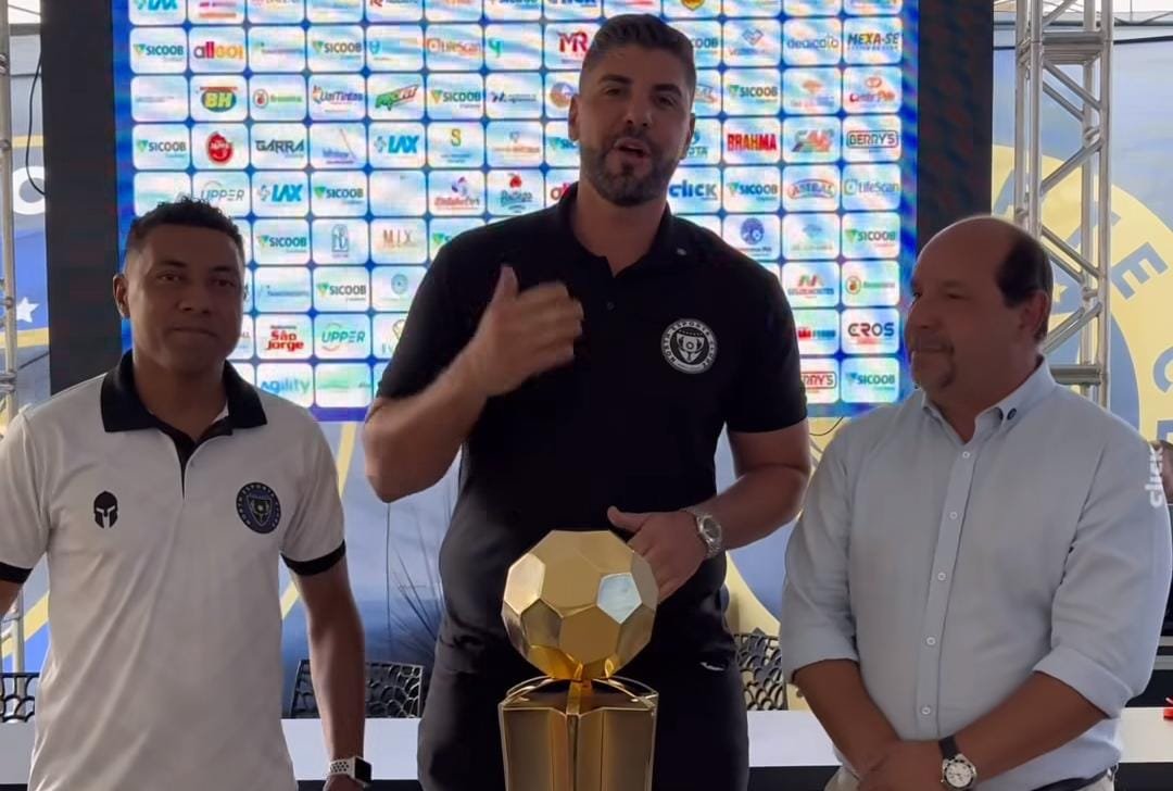 Kleberson ao lado do presidente do North, Victor Diniz, e do prefeito de Montes Claros, Guilherme Guimarães - (foto: Divulgação/North EC)