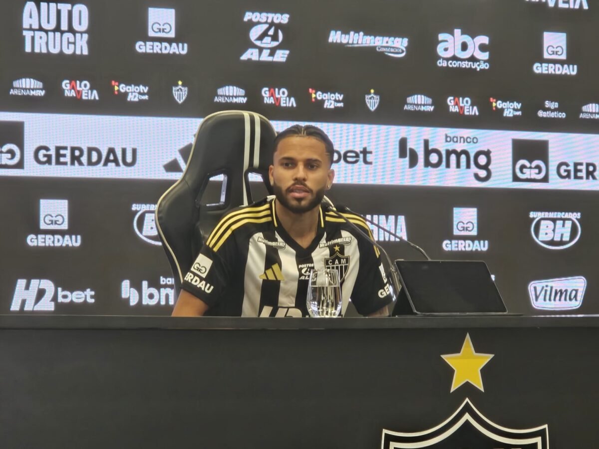 Alexsander, novo reforço do Atlético, durante apresentação na Arena MRV (foto: Samuel Resende/No Ataque)