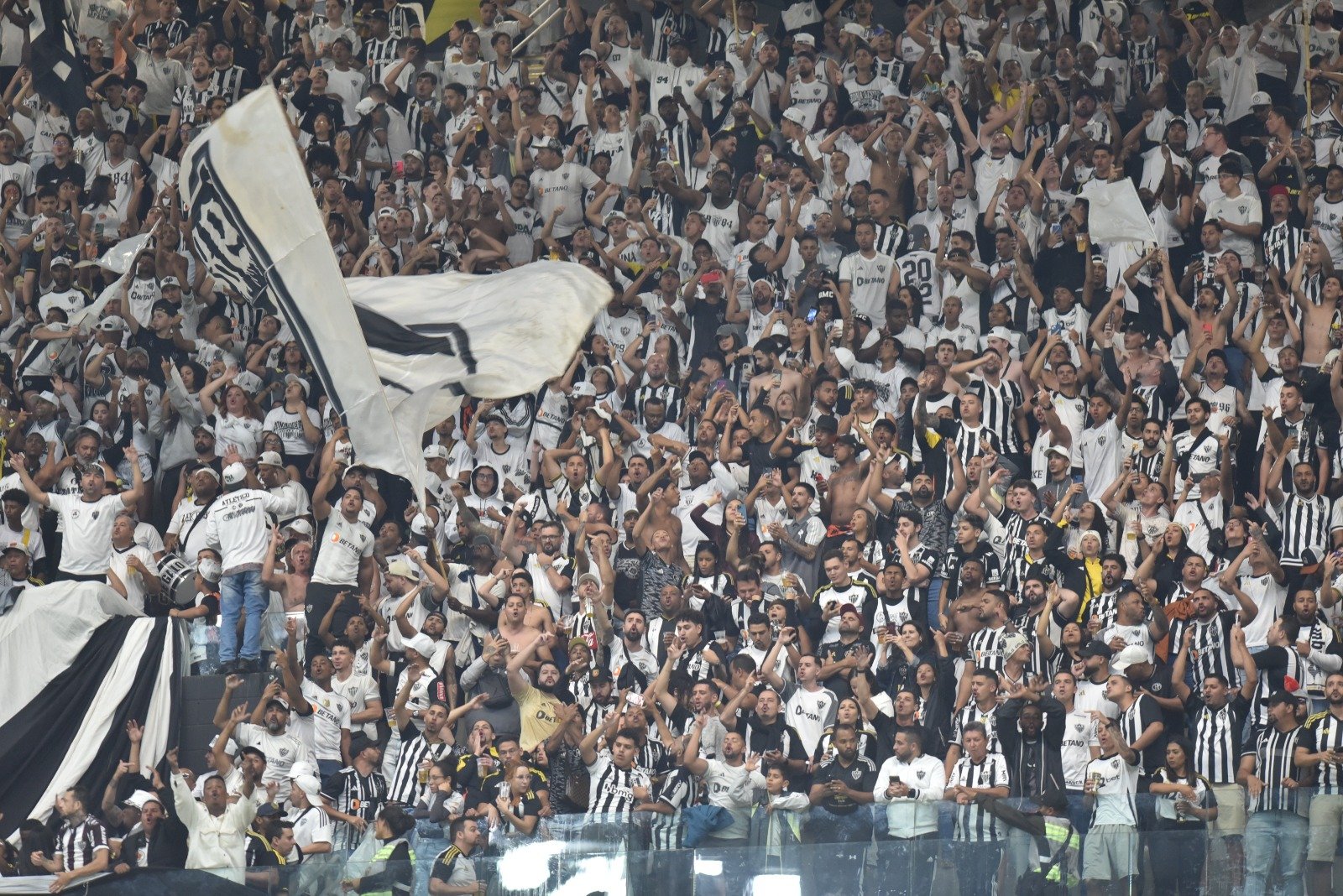 Torcedores do Atlético na Arena MRV durante duelo contra o Flamengo pela Copa do Brasil (foto: Ramon Lisboa/EM/D.A. Press)