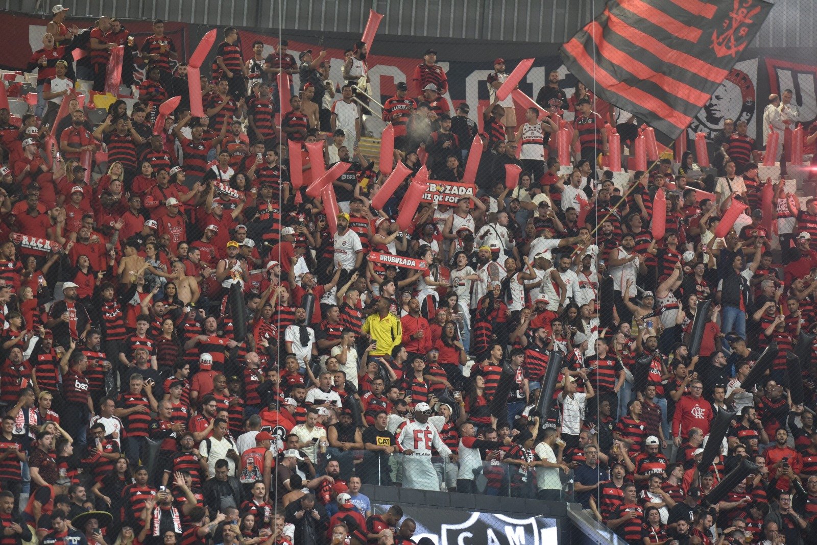 Torcedores do Flamengo na Arena MRV durante duelo contra o Atlético pela Copa do Brasil (foto: Ramon Lisboa/EM/D.A. Press)