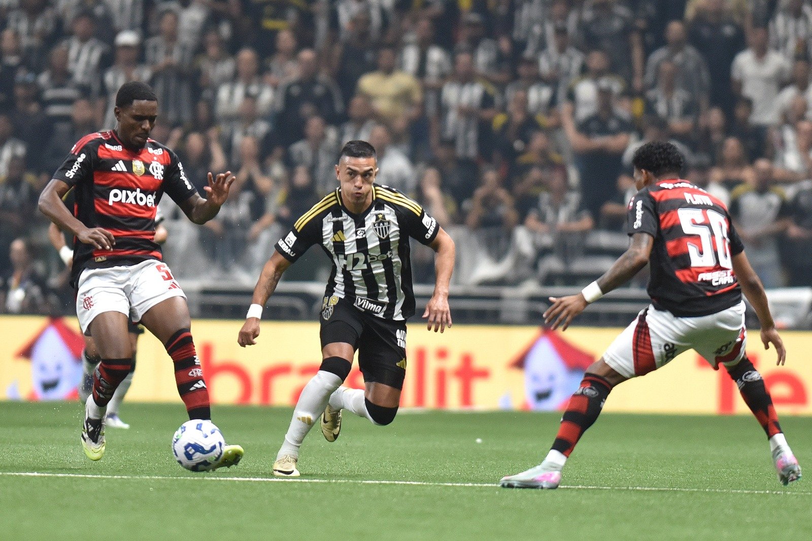 Cuello, do Atlético, entre marcadores do Flamengo na Arena MRV (foto: Ramon Lisboa/EM/D.A. Press)